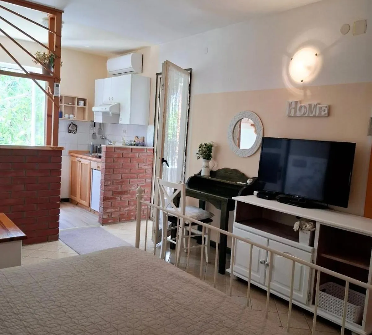 Studio Fuer Drei Personen Mit Privatem Balkon Rovinj Lejlighed