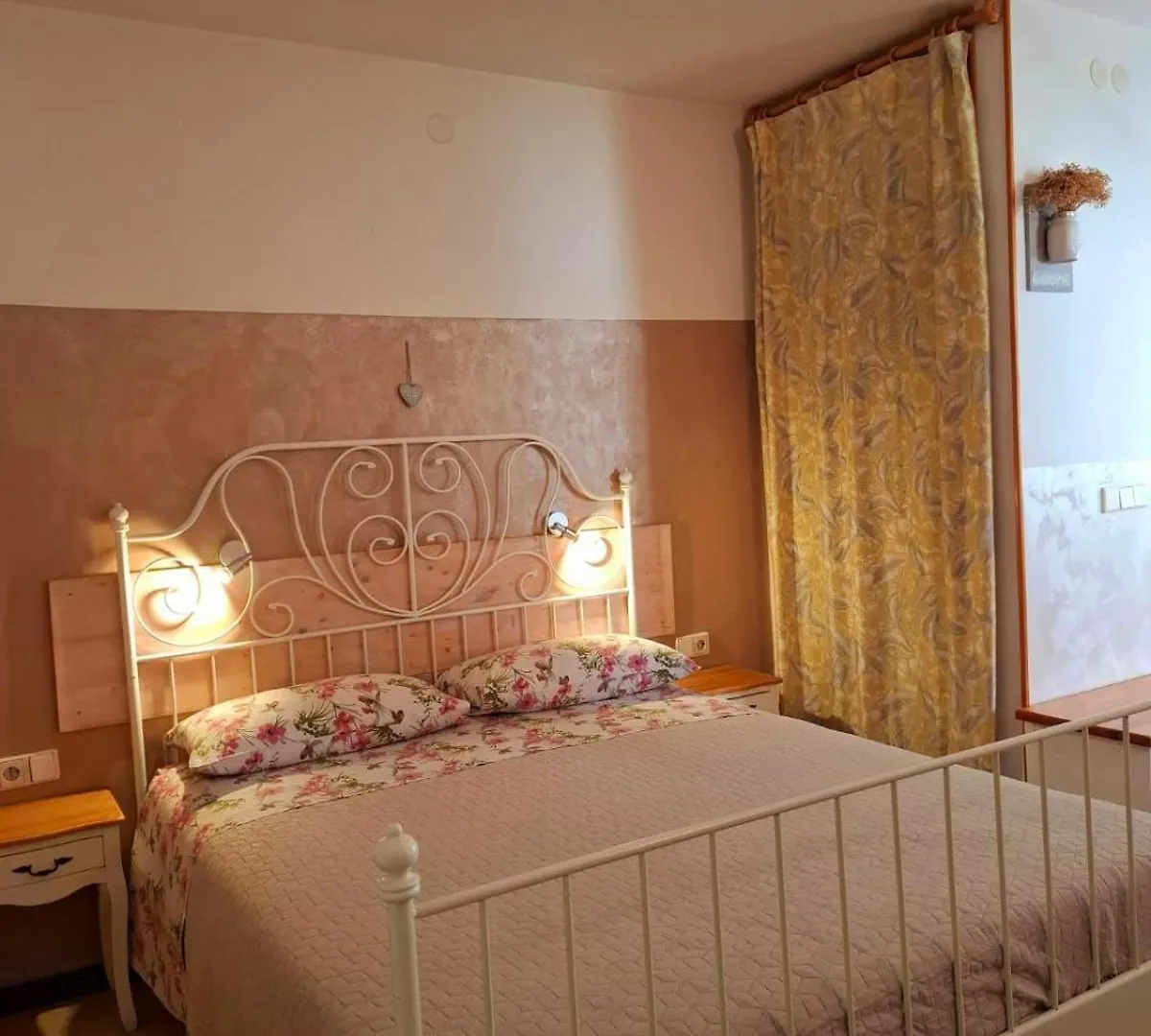 Studio Fuer Drei Personen Mit Privatem Balkon Rovinj